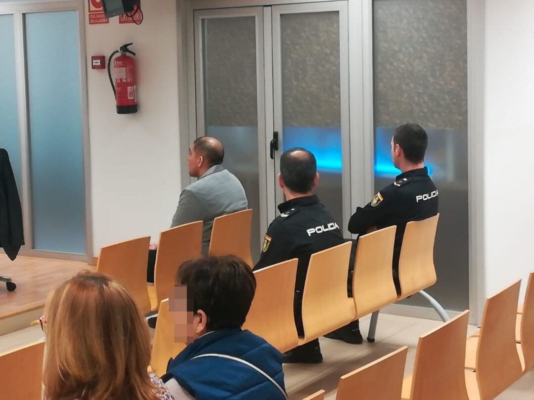 El hombre enjuiciado junto a los agentes de ls Policía 