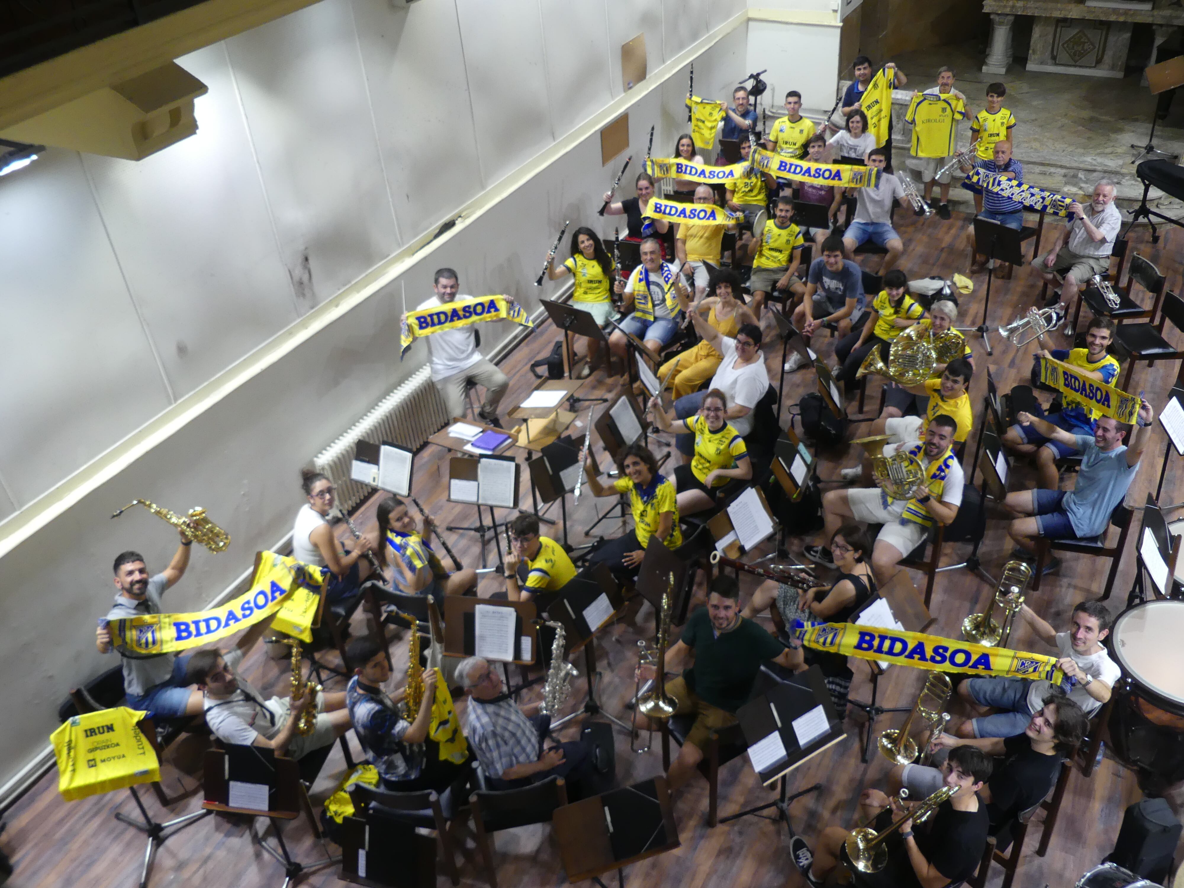Miembros de la banda de Irun con banderolas del CD. Bidasoa.