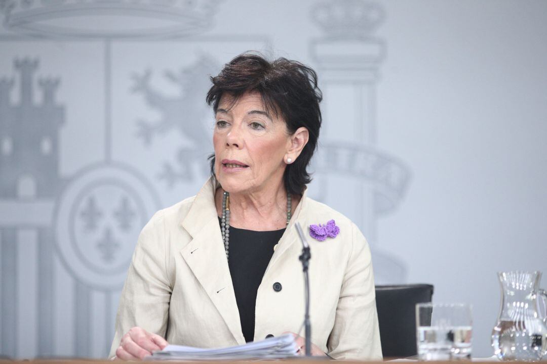 La ministra Portavoz, Isabel Celaá, en la rueda de prensa posterior al Consejo de Ministros.