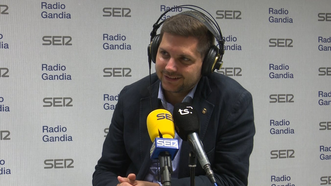 José Manuel Prieto, alcalde de Gandia, en los estudios de Radio Gandia