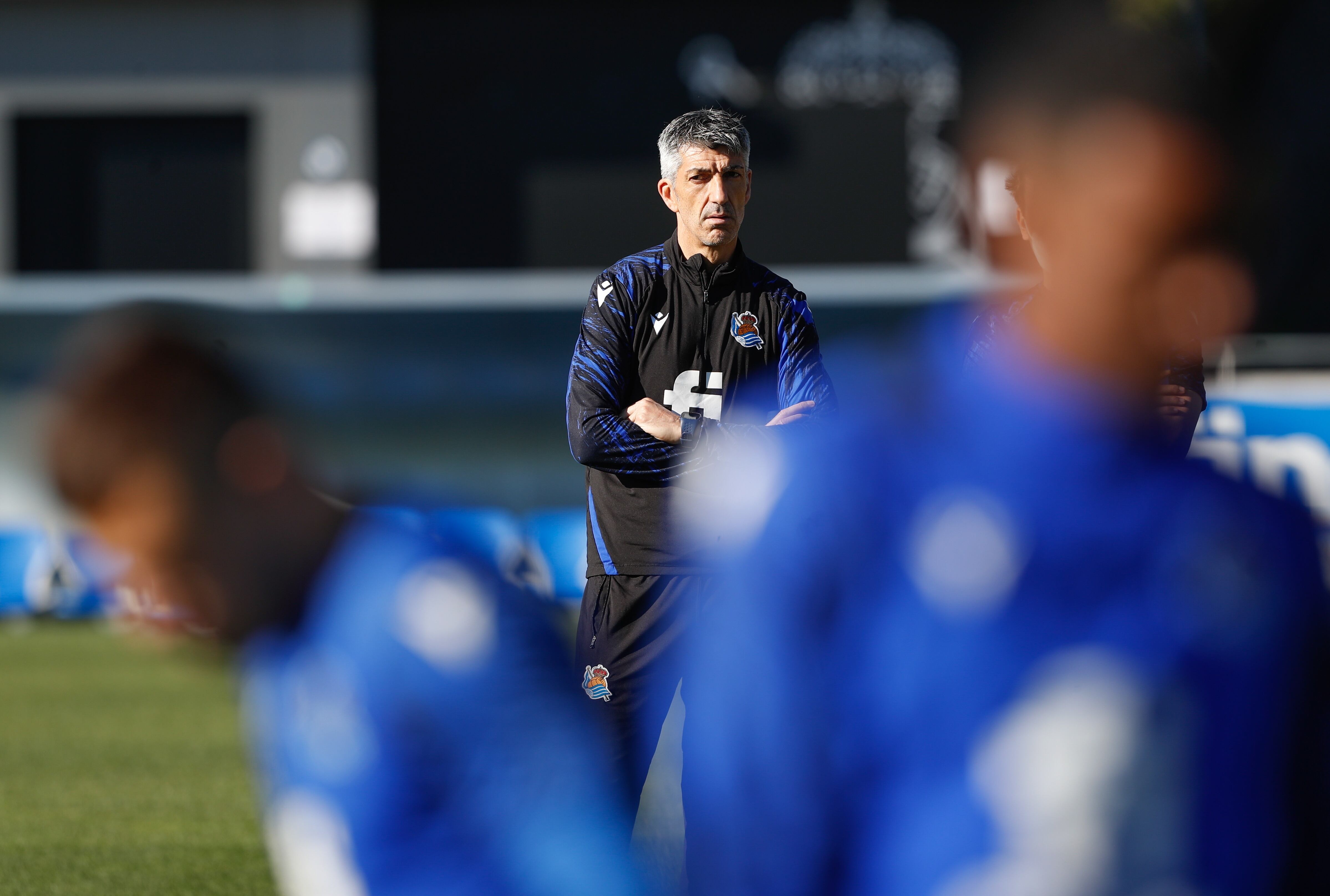 GRAFCAV2491. SAN SEBASTIÁN (ESPAÑA), 09/02/2022.- El entrenador de la Real Sociedad Imanol Alguacil (c), dirige el entrenamiento celebrado este miércoles por el equipo en el campo de Zubieta de San Sebastián. EFE/Juan Herrero.
