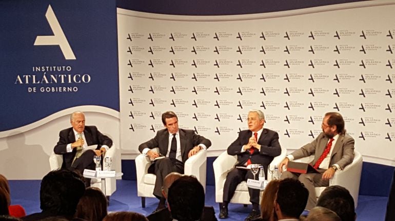 El ex presidente del gobierno español Jose María Aznar, junto a los ex presidentes de Colombia Andres Pastrana y Alvaro Uribe en el foro de debate del Instituto Atlántico de Goberino celebrado en la Casa de América de Madrid