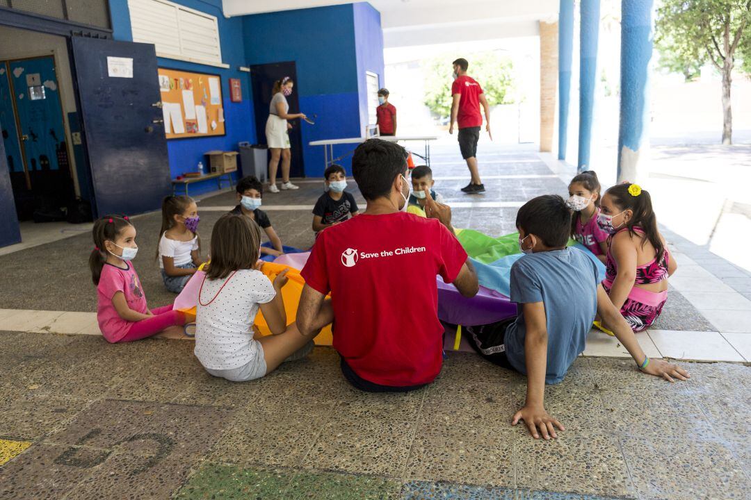 Imagen de un campamento de verano de Save the Children