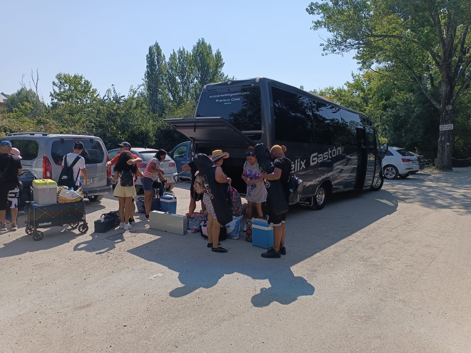 Llegada de autobuses de turistas a la Gorga de Boltaña