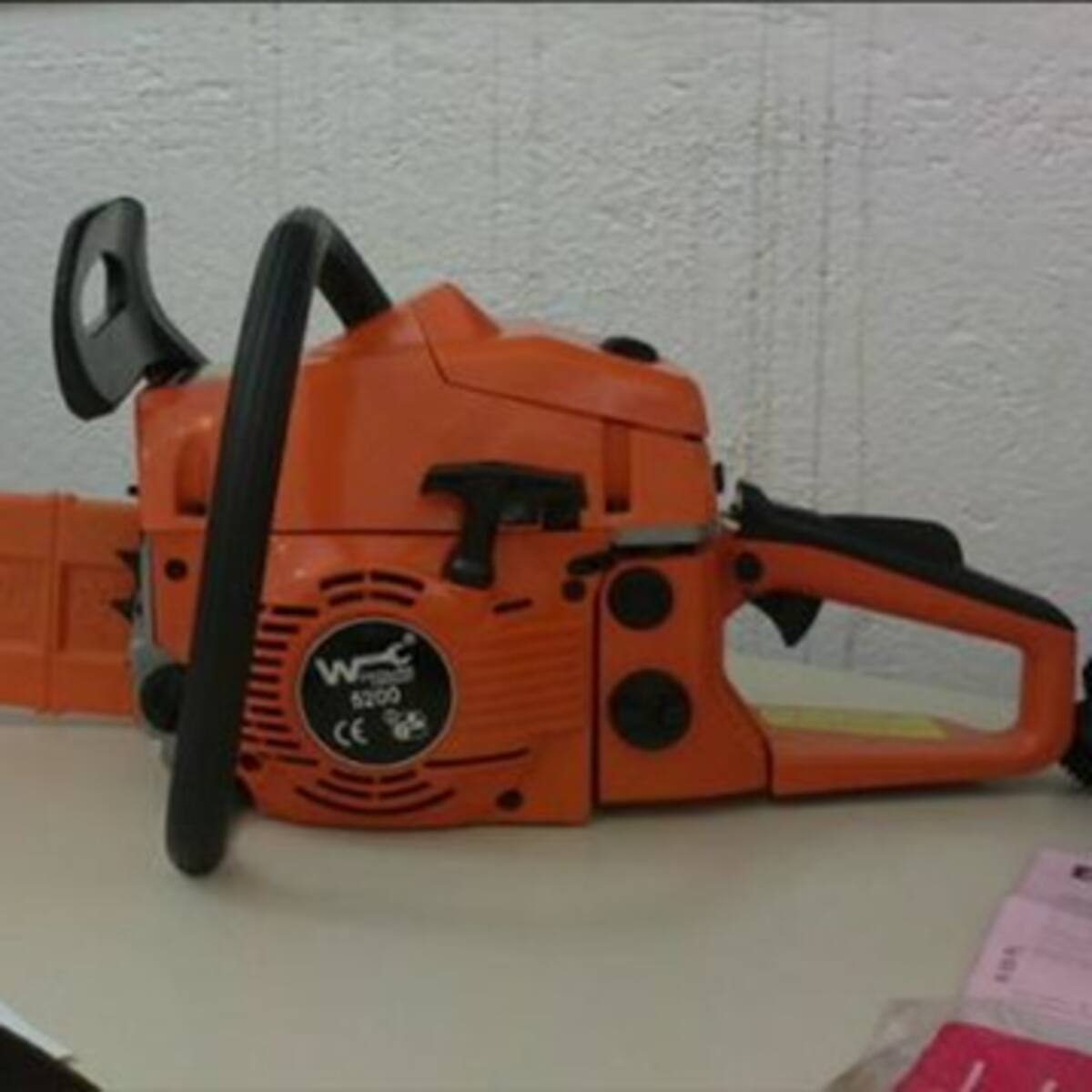 Detingut el client d'un bar per amenaçar el propietari amb una moto serra