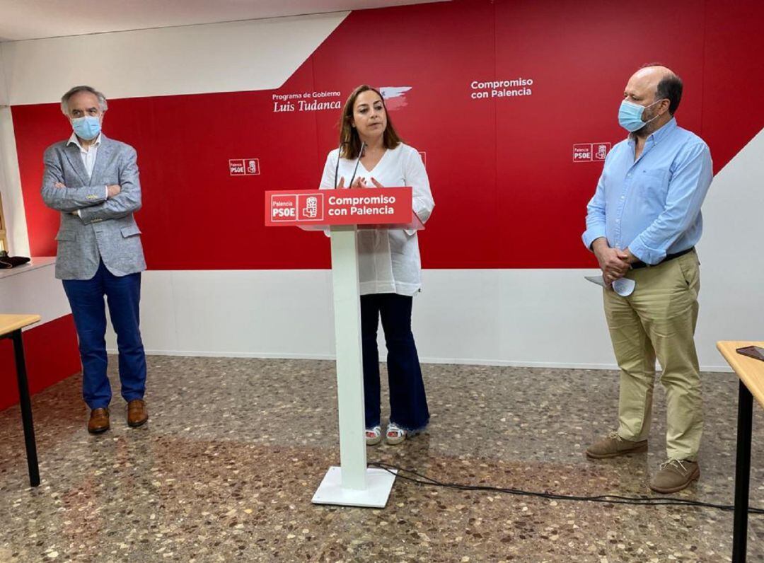 Miriam Andrés acompañada de dos de sus concejales