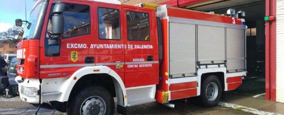 Bomberos de Palencia sofocan un incendio en la localidad palentina de Dueñas