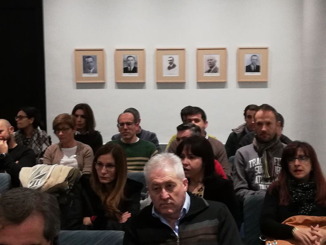Miembros de la plantilla en el salón de plenos