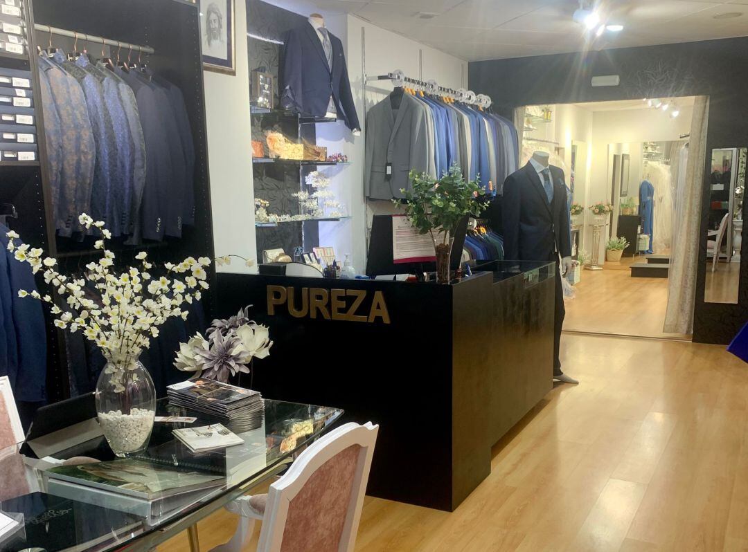 Interior del establecimiento de Pureza Moda en la calle General Fresneda de Jódar