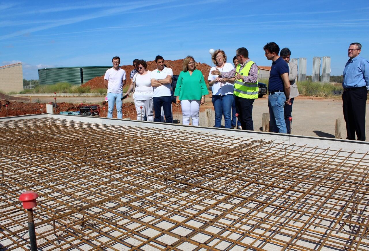 Representantes de la Junta y de Almagro junto a los técnicos visitan las obras de emergencia para garantizar el abastecimiento