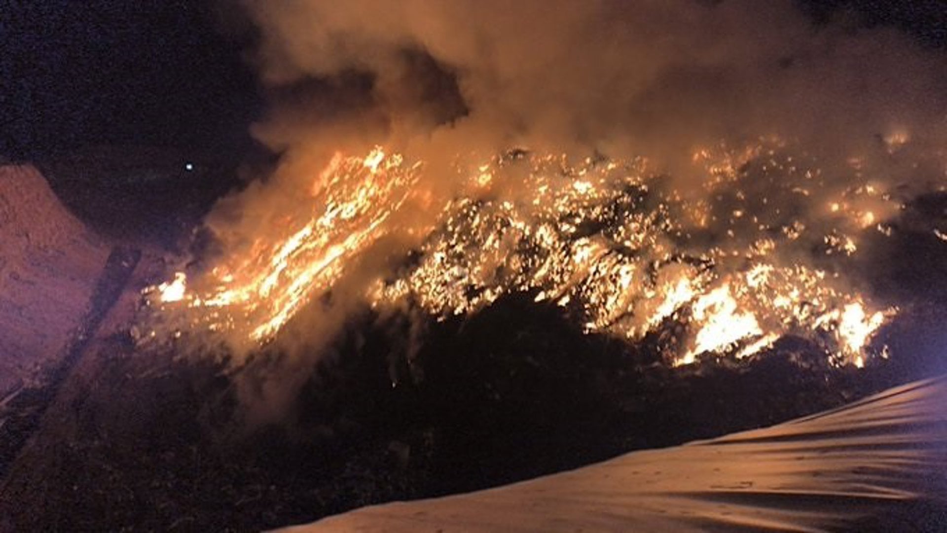 09/04/2026 Incendio vertedero de Nájera.
Bomberos del CEIS Rioja siguen trabajando en extinguir el incendio, que se ha producido a las 17,33 horas, a la altura del kilómetro 1,100 de la LR-208, de un vertedero, término municipal de Nájera, según ha informado el SOS Rioja 112.
SOCIEDAD ESPAÑA EUROPA LA RIOJA
GOBIERNO RIOJANO