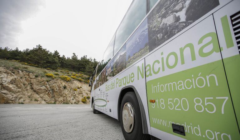 Un autobús circula por la sierra norte