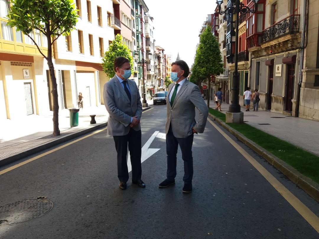 El alcalde de Oviedo, Alfredo Canteli, visita junto con el concejal de Seguridad Ciudadana, José Ramón Prado, la calle Rosal que queda peatonalizada provisionalmente desde este lunes. 