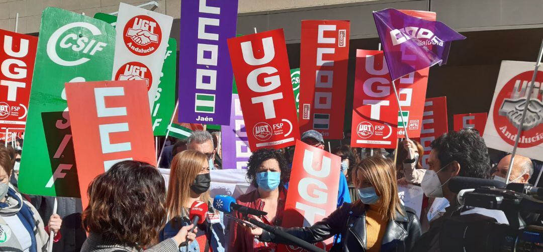 Protesta realizada por los sindicatos a las puertas del Complejo Hospitalario de Jaén.