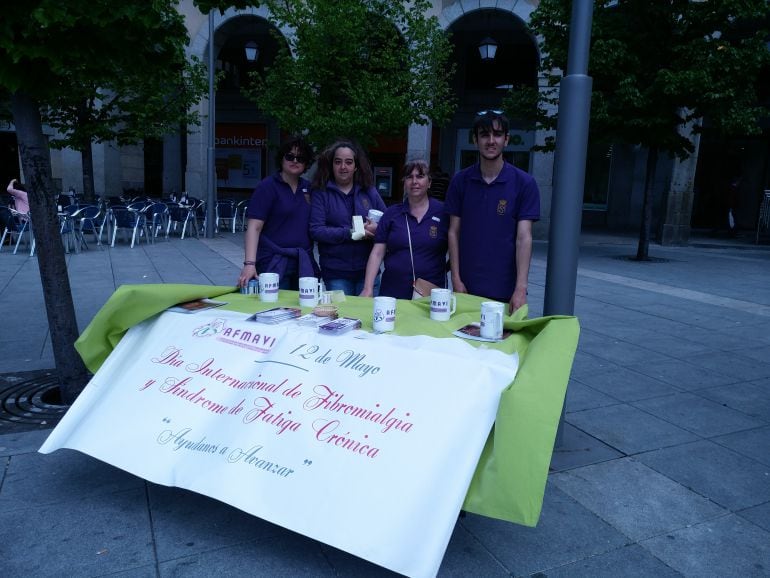 Voluntarios de AFMAVI en una de las mesas informativas