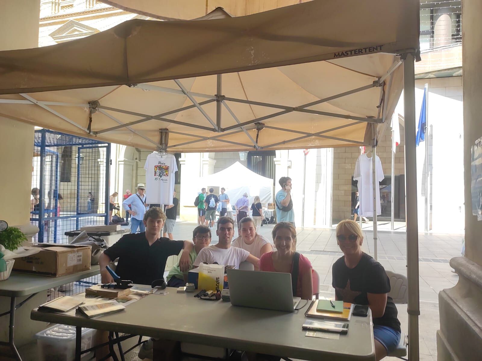 La peña 10 D' Agosto desarrolla su campaña de socios. Fiestas de San Lorenzo, Huesca.
