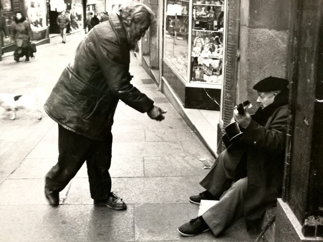 Patricio echa una moneda a Basilio en la Calle Real