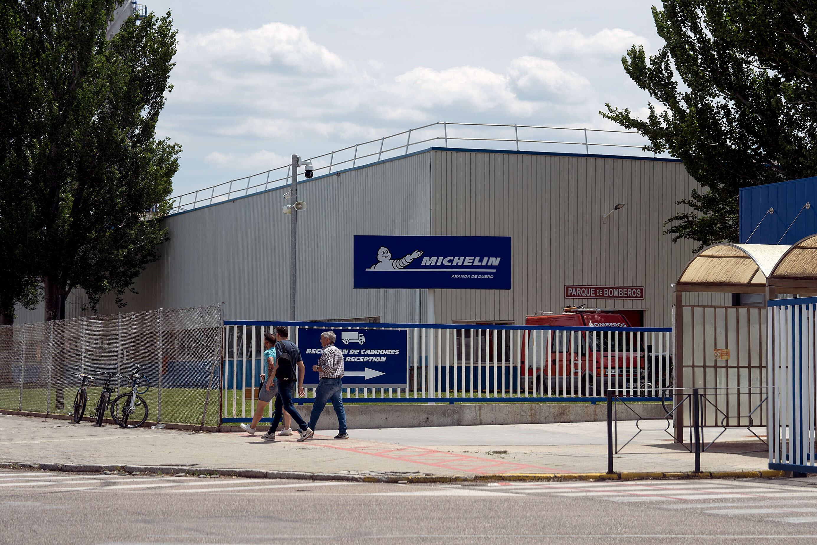 Los trabajadores de Michelin completan las votaciones sobre la propuesta del convenio colectivo que ha hecho la dirección a los representantes sindicales. EFE/Paco Santamaría