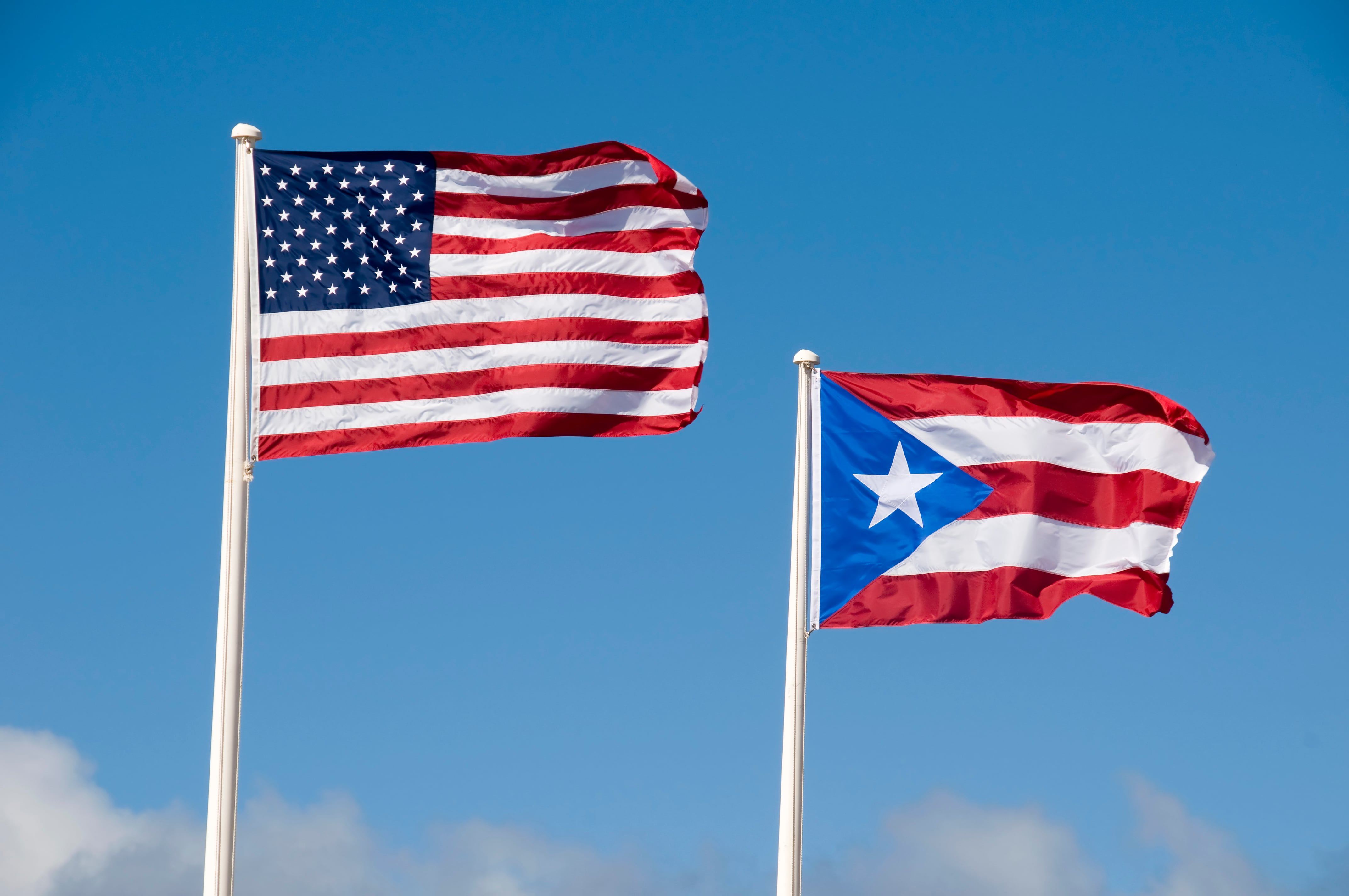 La bandera estadounidense y la de Puerto Rico.