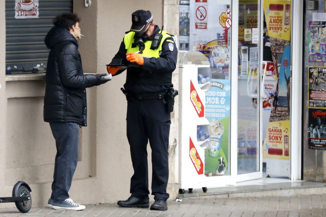 Un agent de la Policia Local de Mataró denuncia un ciutadà per deambular sense motiu justificat durant l'estat d'alarma, el 30 de març de 2020