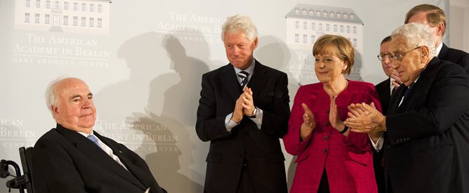 Angela Merkel participa en un homenaje al ex canciller Helmut Kohl