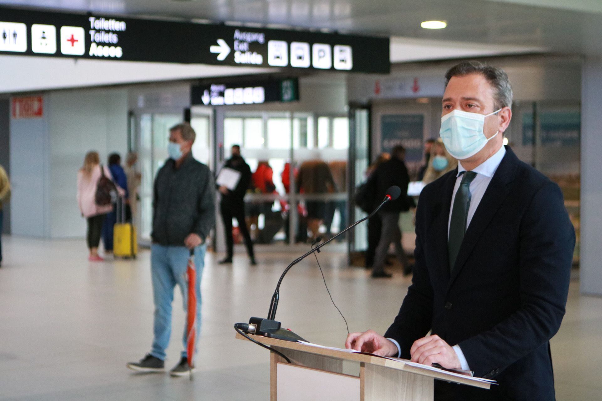 El consejero de Presidencia, Turismo, Cultura y Deportes, Marcos Ortuño, explica las previsiones de actividad del aeropuerto esta mañana