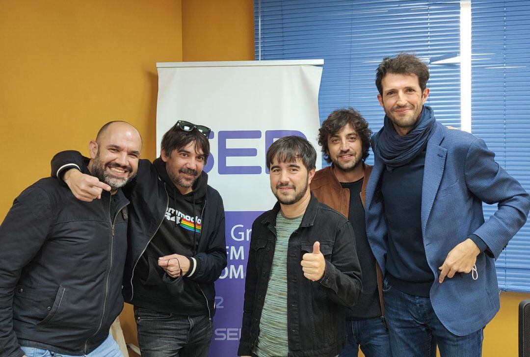 Noni, Álex y Alfredo (en el centro) junto a un fan, Juanma (i), y a Enrique Árbol (d)