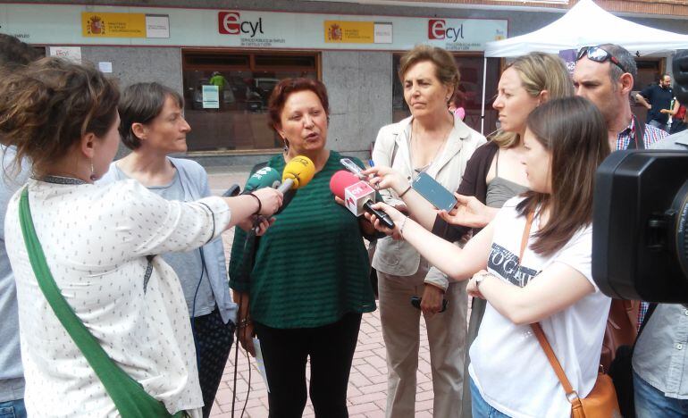 Miriam Martín comparece a las puertas de la oficina pública de empleo
