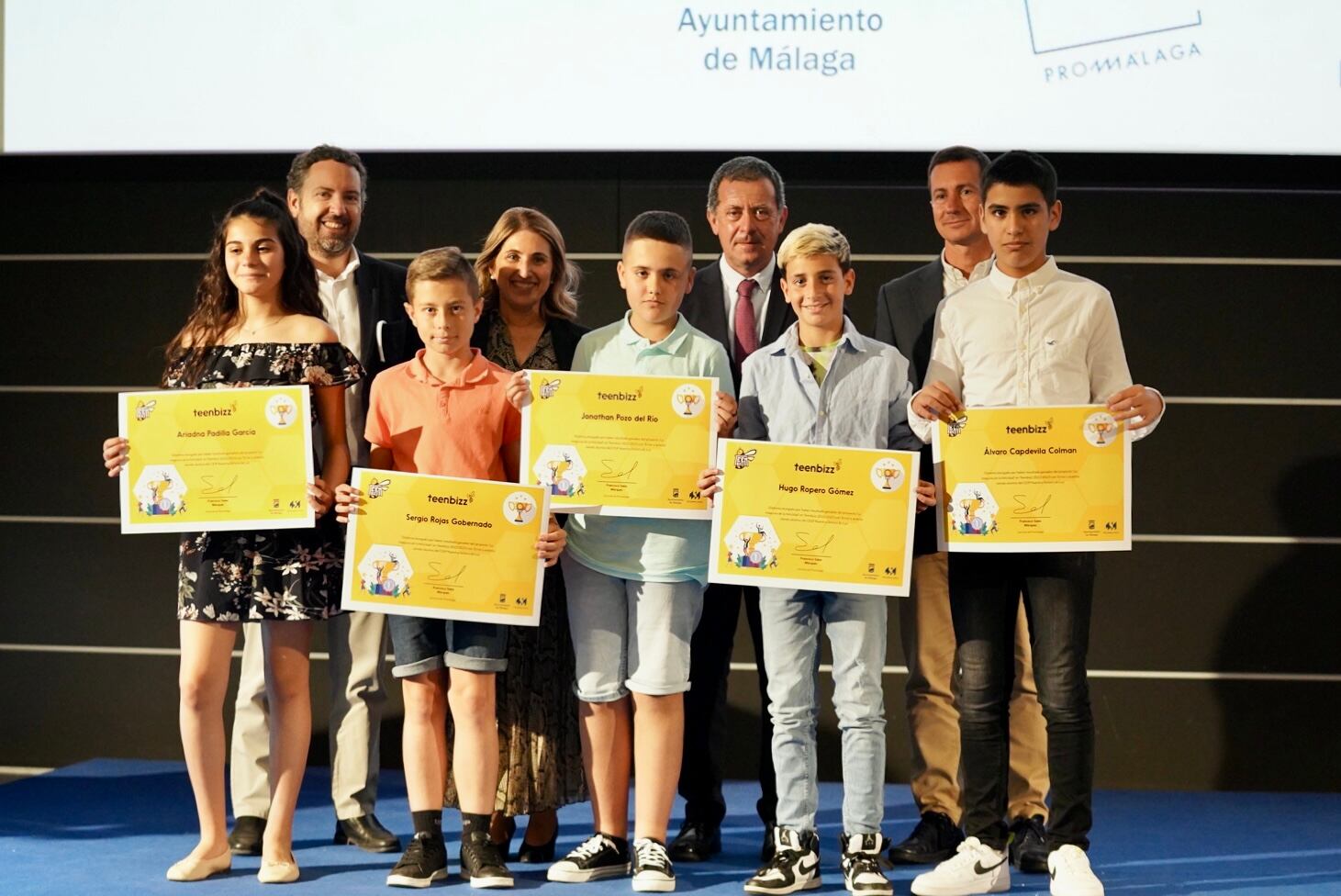 El Cine Albéniz ha acogido hoy la entrega de premios a los proyectos ganadores de la octava edición del programa educativo municipal ‘Cultura Emprendedora’ organizado por las Áreas de Educación, el Instituto Municipal para la Formación y el Empleo (IMFE) y Promálaga. Al acto ha asistido la concejala del Área de Educación, Juventud y Fomento del Empleo, María Paz Flores, junto con el profesorado y escolares de los centros educativos participantes. El programa va destinado al alumnado de Educación Primaria, Secundaria,  Bachillerato y ciclos formativos de la ciudad. En esta edición se han otorgado tres categorías de premios: a la ‘Mejor Idea Empresarial’, dirigido a alumnos de Educación Secundaria Obligatoria, Bachillerato y Formación Profesional de la ciudad; ‘La Máquina de la Felicidad’ dirigido a escolares de 5º y 6º de educación primaria y ‘Smart City’ destinado a escolares de 1º y 2º de ESO.