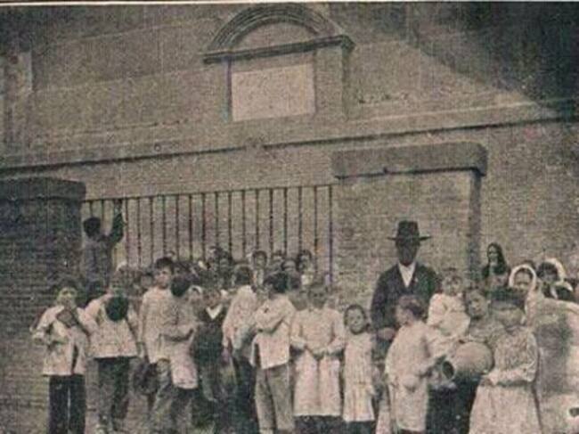 La fuente, abierta al público a principios del siglo XX