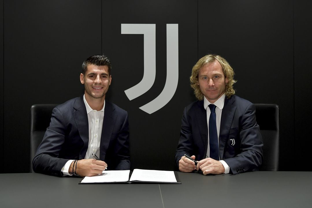 Álvaro Morata firma su contrato con la Juventus de Turín.