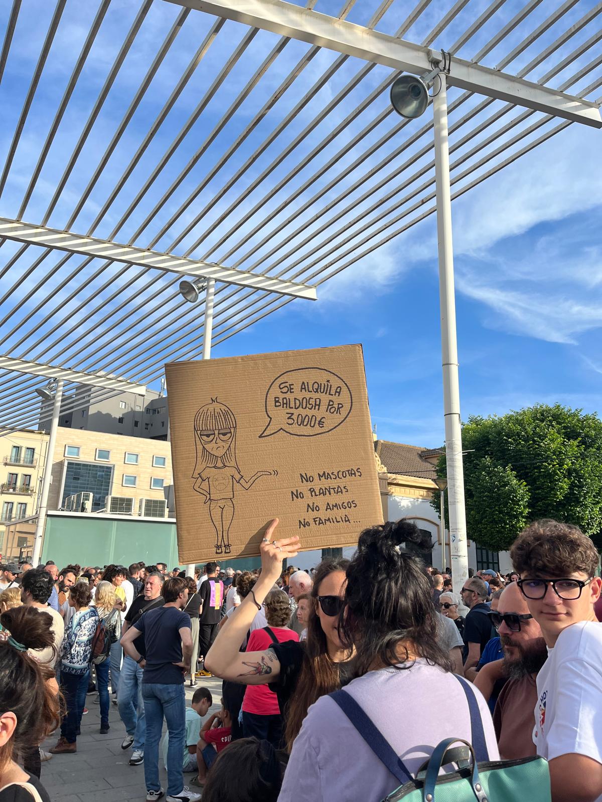 Unas 10.000 personas han salido a la calle en protesta por el mercado de la vivienda y la saturación turística.