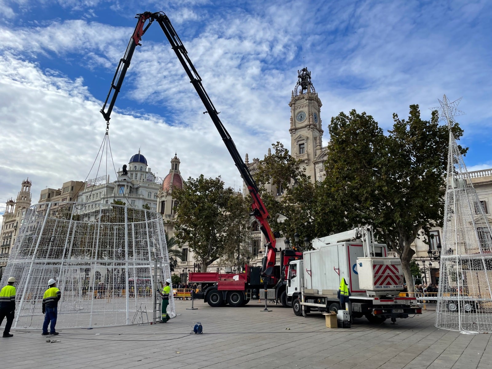 Montaje navideño en la plaza del Ayuntamiento de València