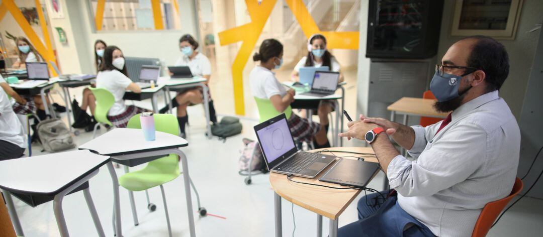 Archivo - El profesor de Matemáticas de 4º de la ESO, Alejandro Díaz, durante una clase