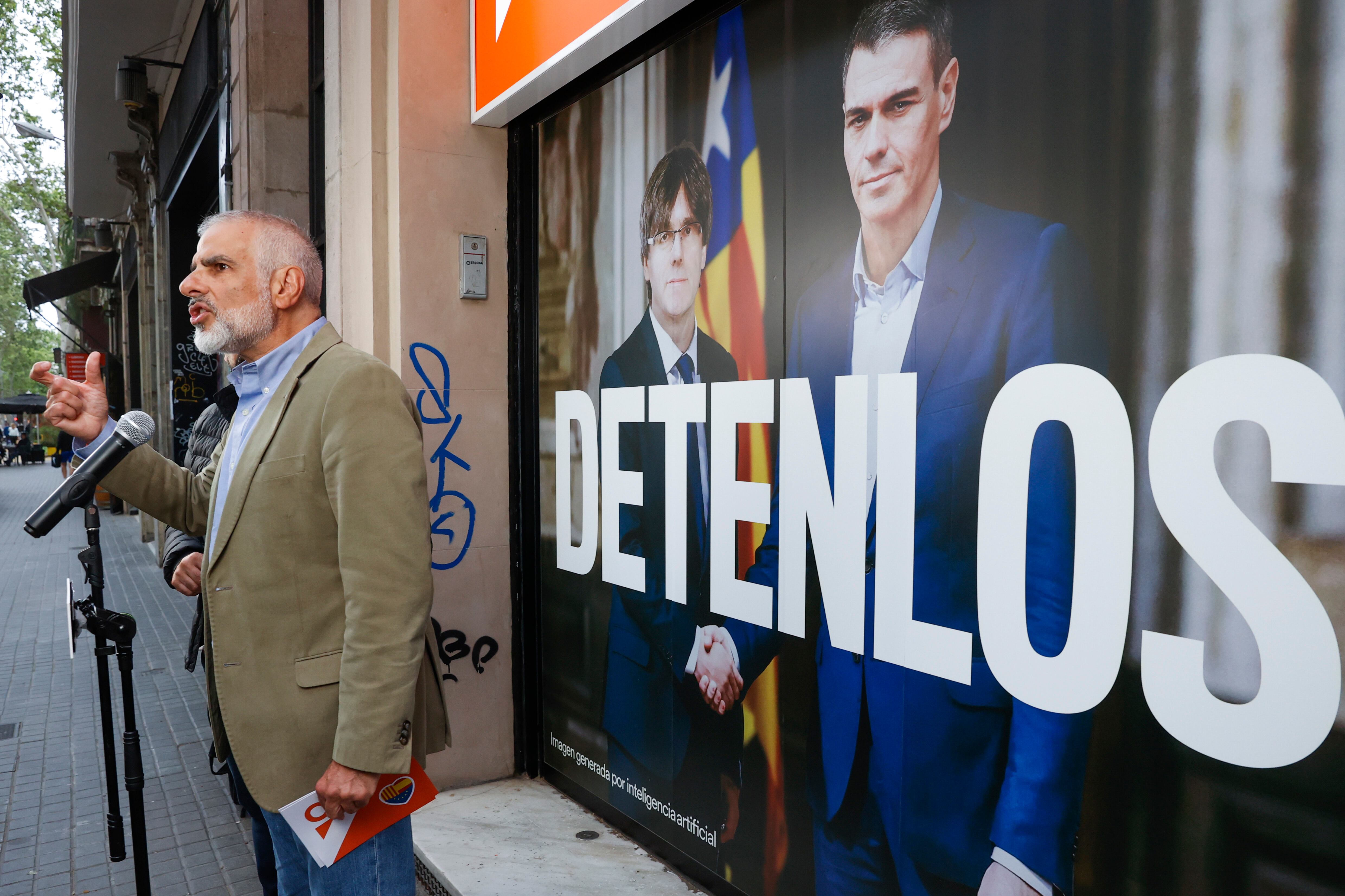 BARCELONA, 25/04/2024.- El candidato de Ciudadanos a la presidencia de la Generalitat, Carlos Carrizosa, durante el acto de pegada de carteles de su candidatura para las elecciones catalanas del 12 de mayo, este jueves en Barcelona. EFE/ Toni Albir
