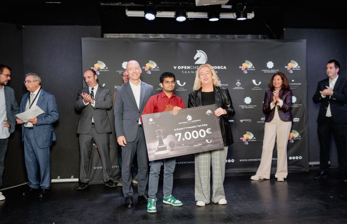 Sarin va rebre el xec com a campió del Masters.