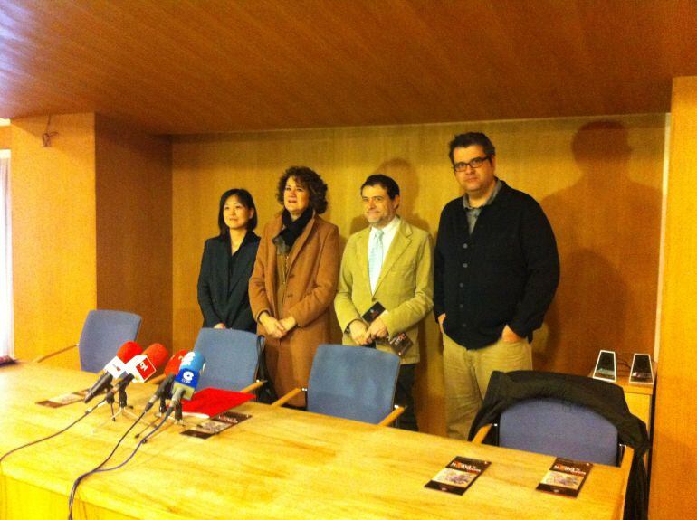 Tomás Hijo, Artista, José Abel Flores, Director del Centro Cultural hispano Japonés y la Vicerrectora de Internacionalización, María Ángeles Serrano.