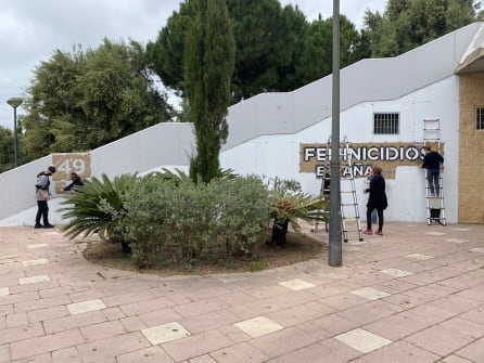 El mural se ha colocado este domingo por la mañana en el Parque del Túria de València, por el que pasan miles de personas cada día.