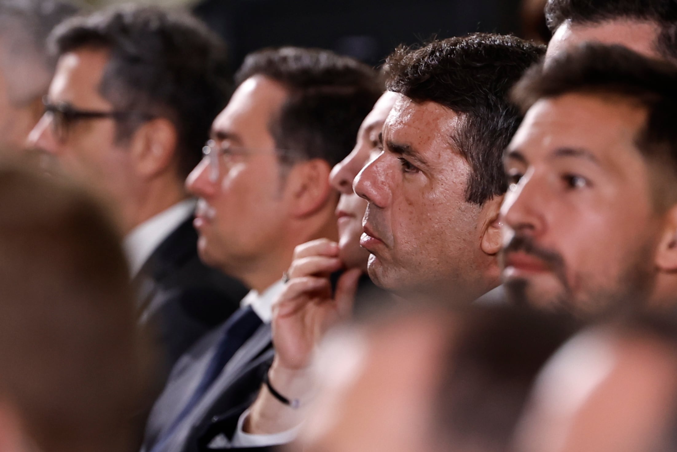 El presidente de la Generalitat Valenciana, Carlos Mazón (c), durante el funeral de Estado por las 237 víctimas de la DANA celebrado este miércoles en Valencia con motivo del primer aniversario de la tragedia