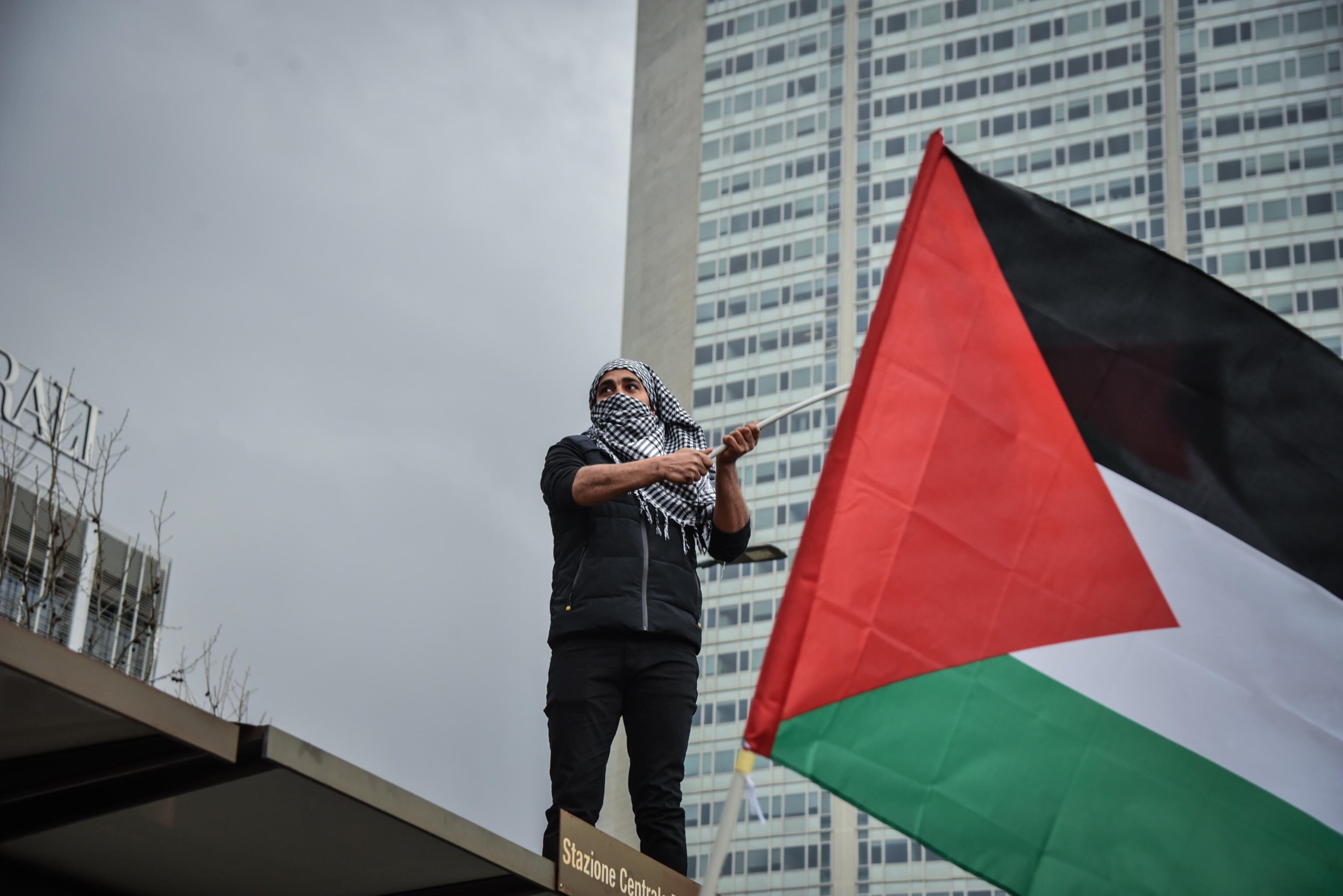 Un hombre carga una bandera palestina