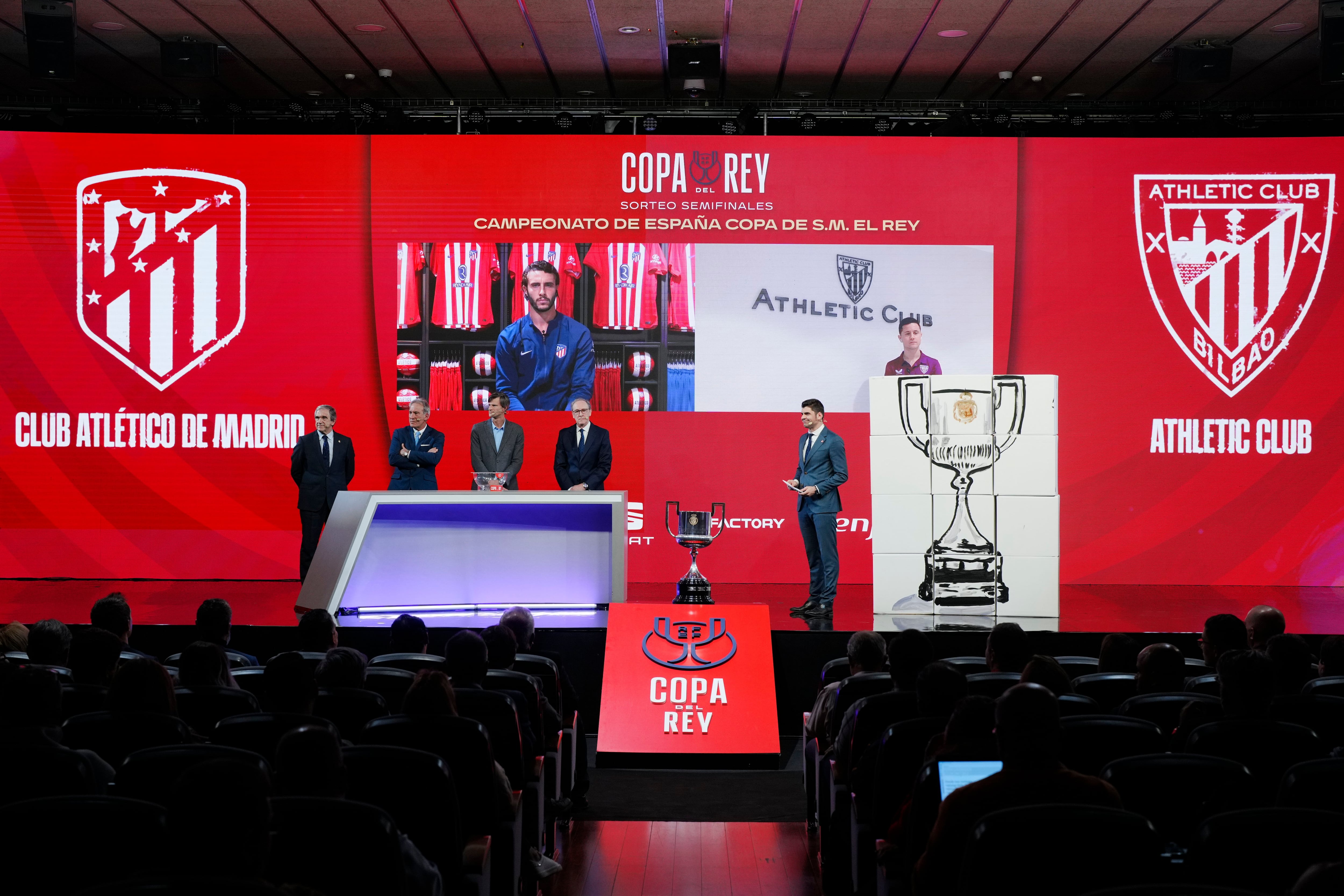 Momento del sorteo de las semifinales de la Copa del Rey tras el emparejamiento de Atlético de Madrid y Athletic Club de Bilbao. EFE/ Borja Sanchez-Trillo