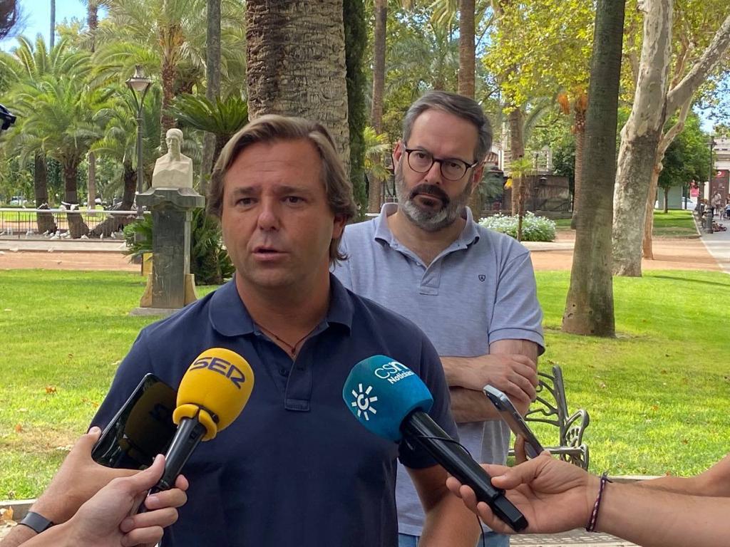 El coordinador general del PP-A, Antonio Repullo, junto al presidente del Partido Popular en Córdoba, Adolfo Molina, durante una atención a medios de comunicación