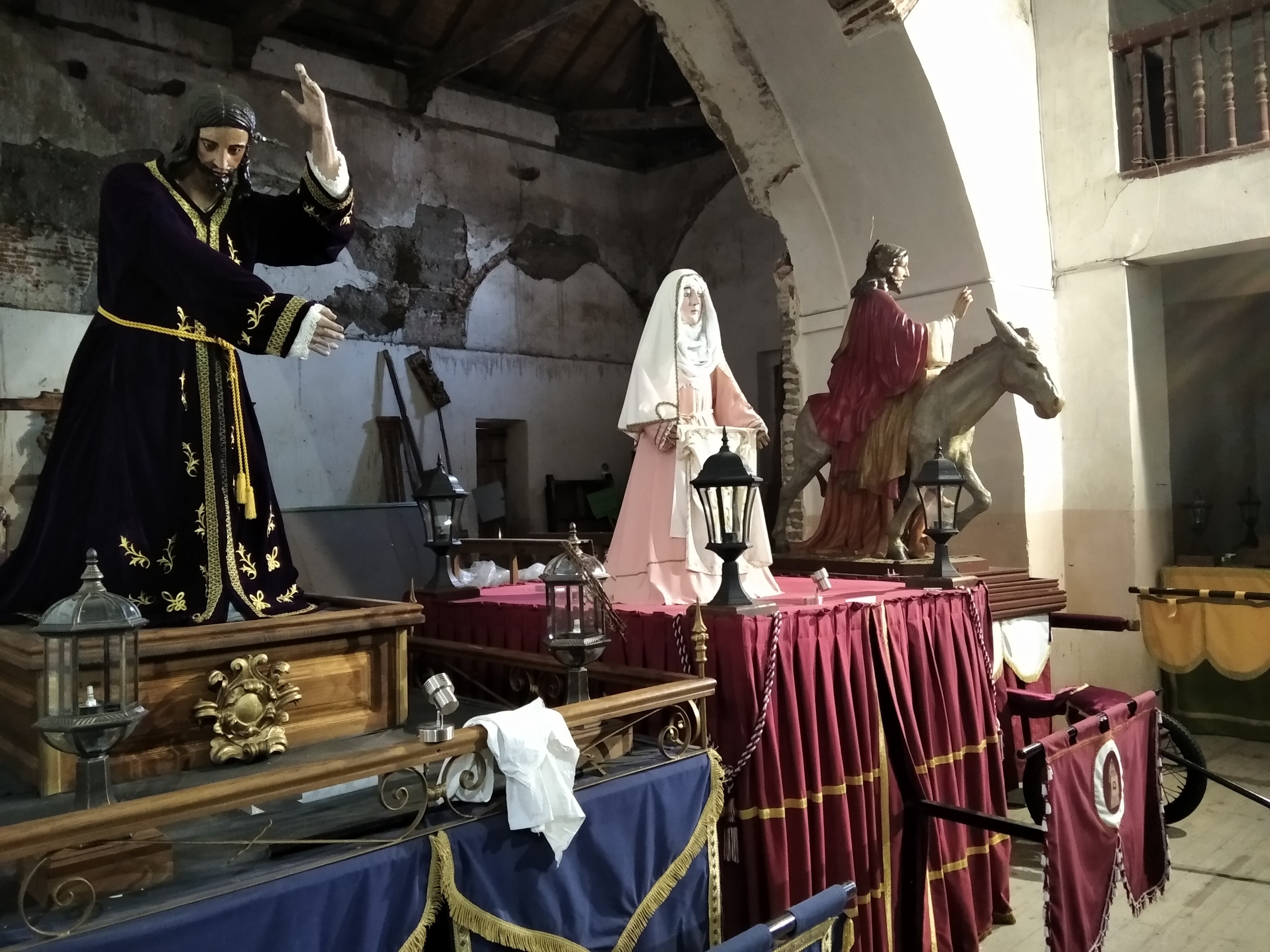 Pasos de Semana Santa en la iglesia de San Juan de Olmedo