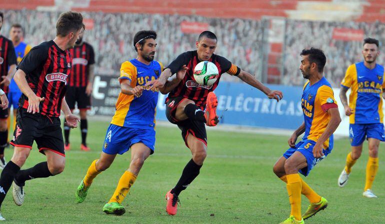 Ramon Folch controla una pilota davant dos defensors de l'UCAM Murcia.