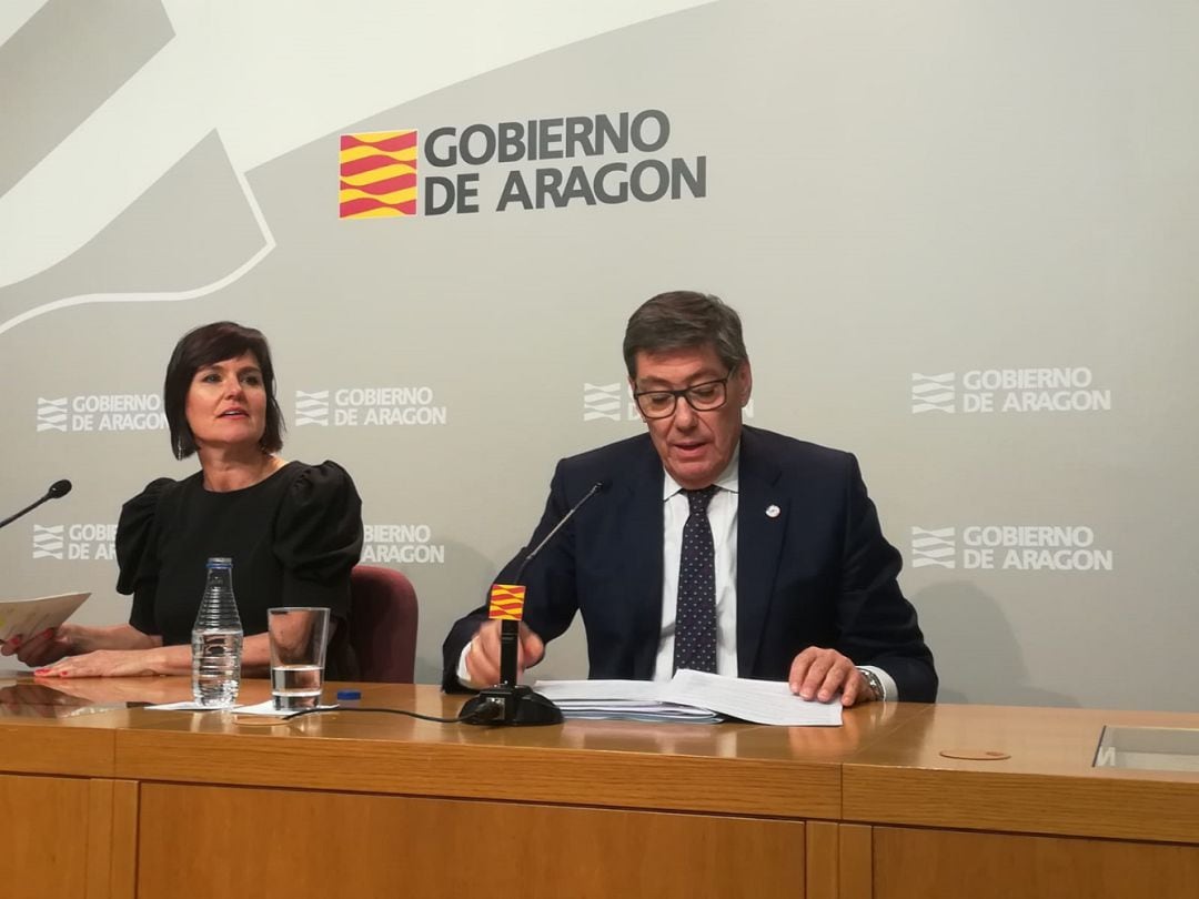 Elena Allué junto a Arturo Aliaga en una comparecencia del Gobierno de Aragón (Foto de Archivo)