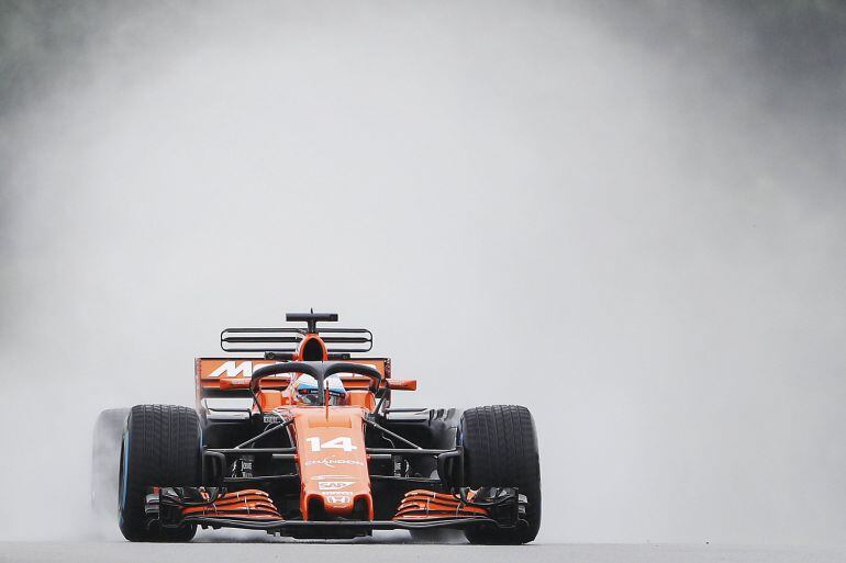 Fernando Alonso participa en la primera sesión de entrenamientos libres del circuito de Sepang. 