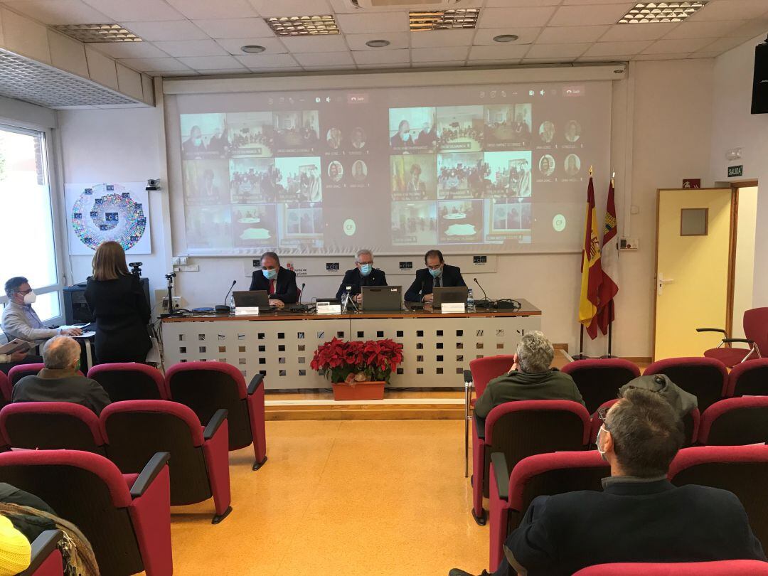 La Junta entrega diplomas de profesores honoríficos a 67 profesores jubilados de Castilla y León en Palencia