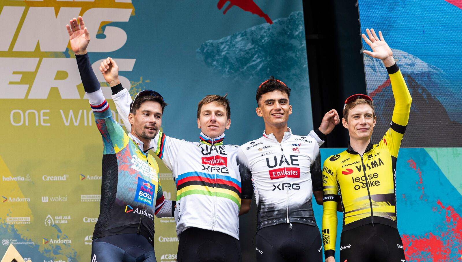 Primož Roglič, Tadej Pogačar, Isaac Del Toro i Jonas Vingegaard, durant la celebració del pòdium