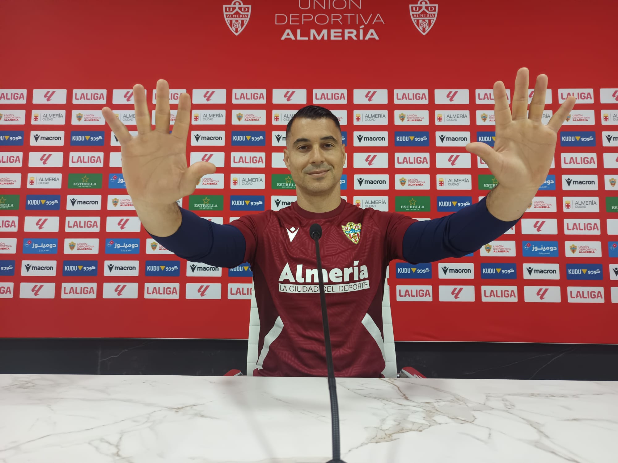 El portero estuvo fantástico en la entrevista realizada en la sala de prensa del Estadio de los Juegos Mediterráneos.