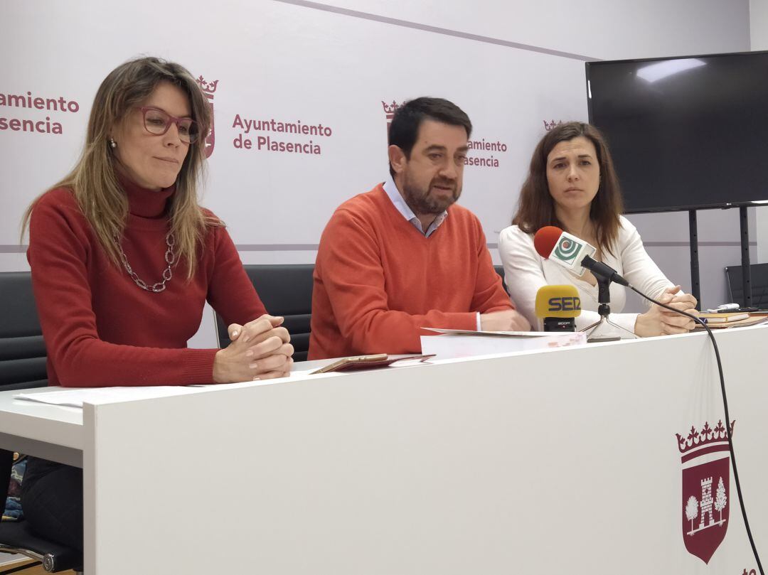 Los portavoces de los grupos de la oposición, de izquierda a derecha, María Francisca García (Ciudadanos), Alfredo Moreno (PSOE) y María Victoria Mata (Unidas Podemos)